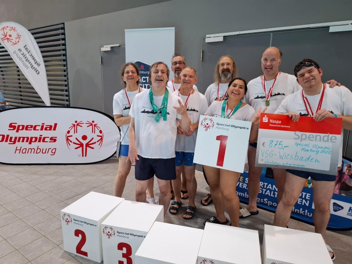 Schwimmteam des VSG Wiesbaden mit Medaillen und Spendencheck bei den Special Olympics Hamburg 2025